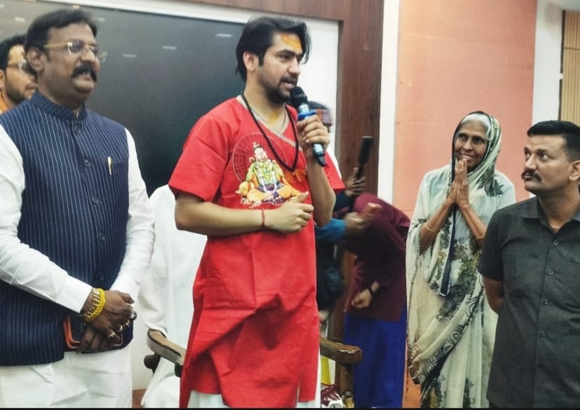 Salute to the discipline and dedication of the people: Pt. Dhirendra Krishna Shastri