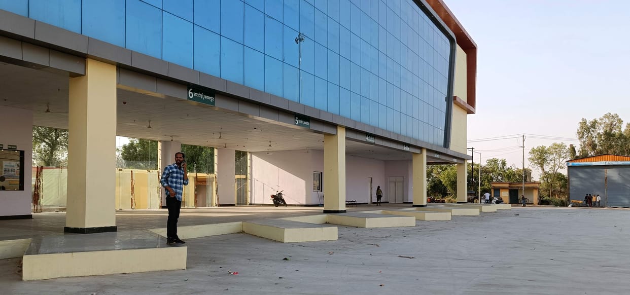 Satellite Bus Station: Passengers Thirsting for Drinking Water Amidst Scorching Heat