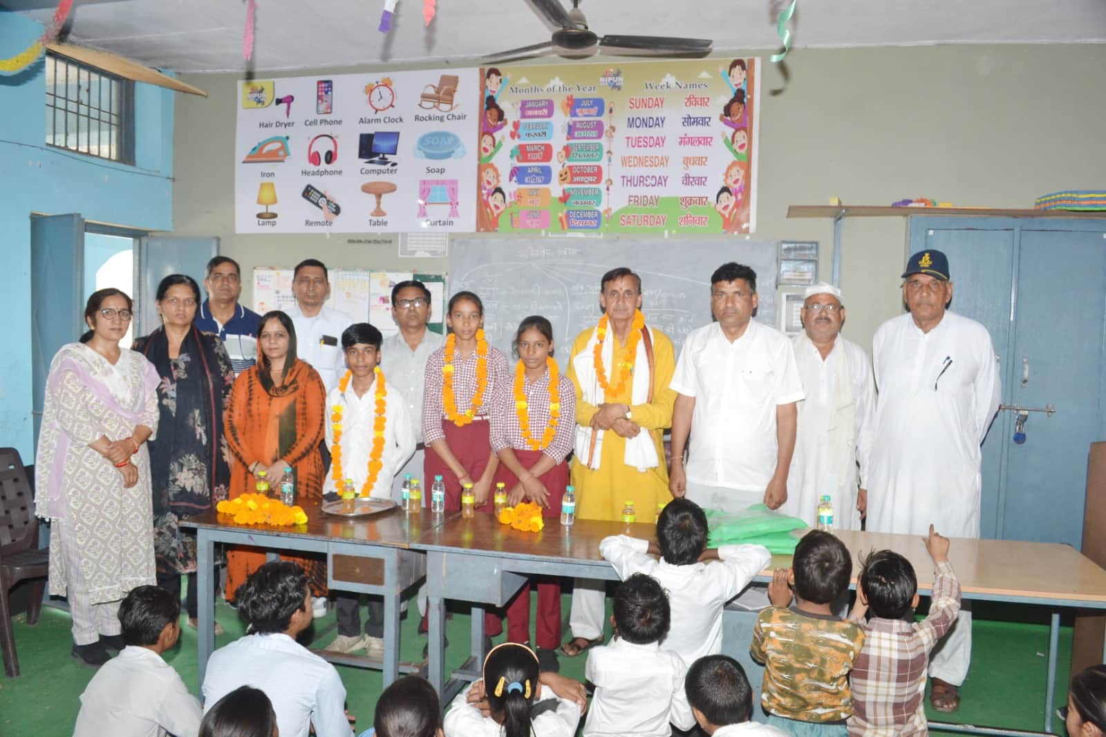 राजकीय माध्यमिक विद्यालय जूई बिचली के एनएमएमएस परीक्षा में चयनित  विद्यार्थियों को सम्मानित करत