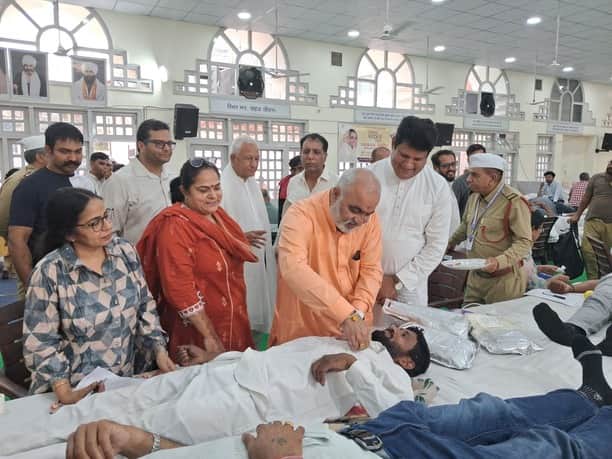 रक्तदान शिविर में रक्तदाता को बैज लगाकर सम्मानित करते विधायक जगमोहन आनंद। स्वयं