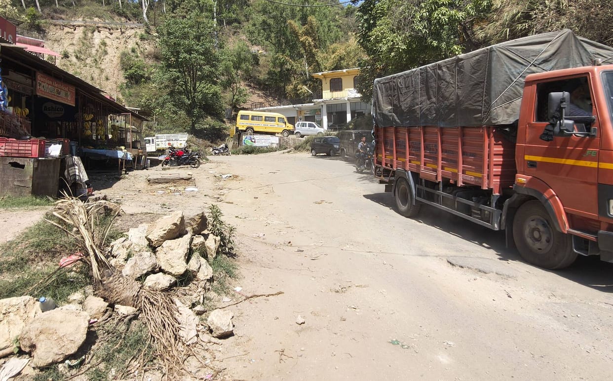 Road conditions in Ramsar Bazaar are poor, with dust clouds plaguing shopkeepers and passersby.