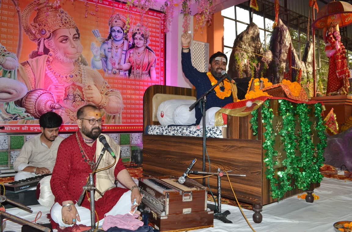 संकट मोचन श्री हनुमान मंदिर कृष्णा नगर में आयोजित कथा में प्रवचन करते आशीष सागर महाराज। संवाद