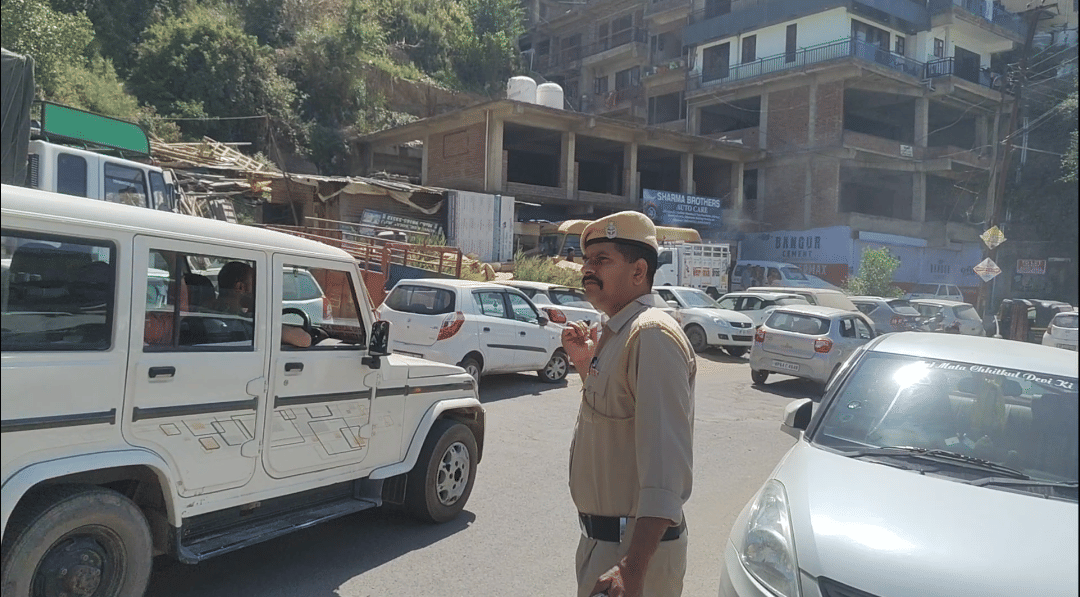 Traffic jam in Khundidhar has become a headache, illegal parking of gas cylinder buyers has increased the problem.