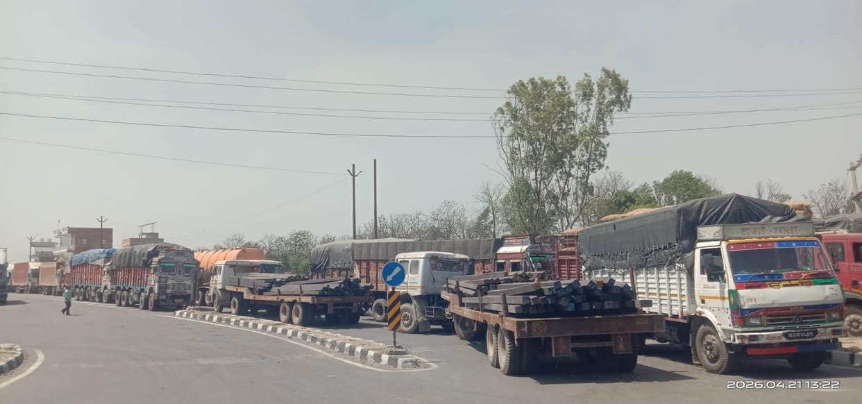 2200 cargo vehicles stranded in a 10 km jam at the border