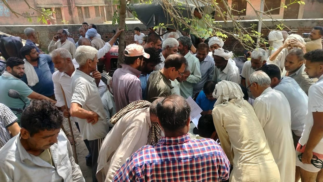 Angry farmers create ruckus at cooperative society due to non-availability of fertilizers