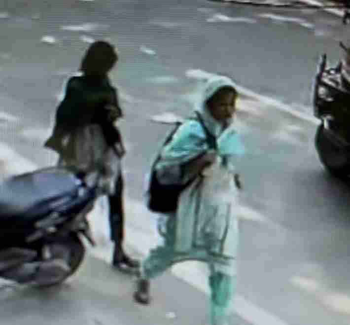 A woman-teenager snatched jewelry worth 20 lakh from a goldsmith's bag in an auto, captured on CCTV