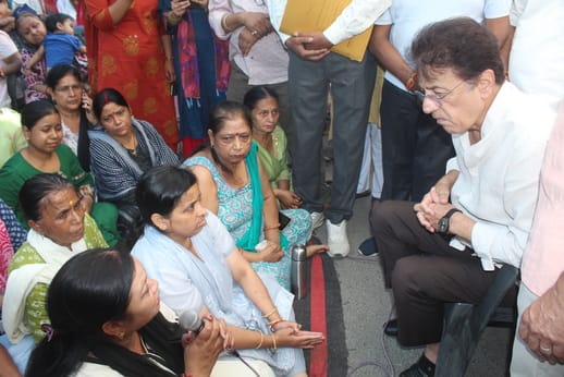 The MP spent 17 minutes at the protest site but did not listen to the traders.