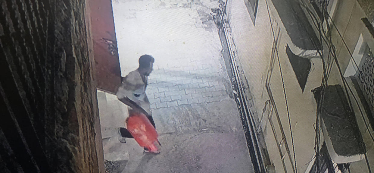 Thieves stole gold, cash, cylinder and LCD from an empty house.