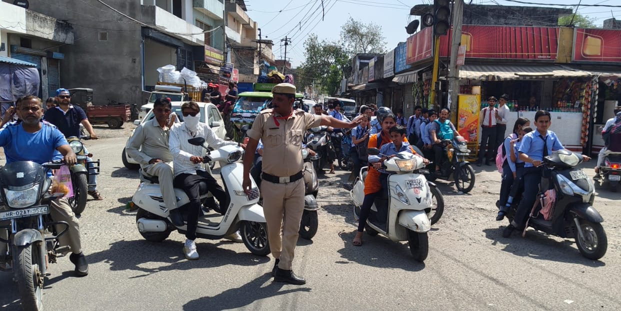 Commuters Stuck in Jams; People Frustrated by Chaotic Traffic Management
