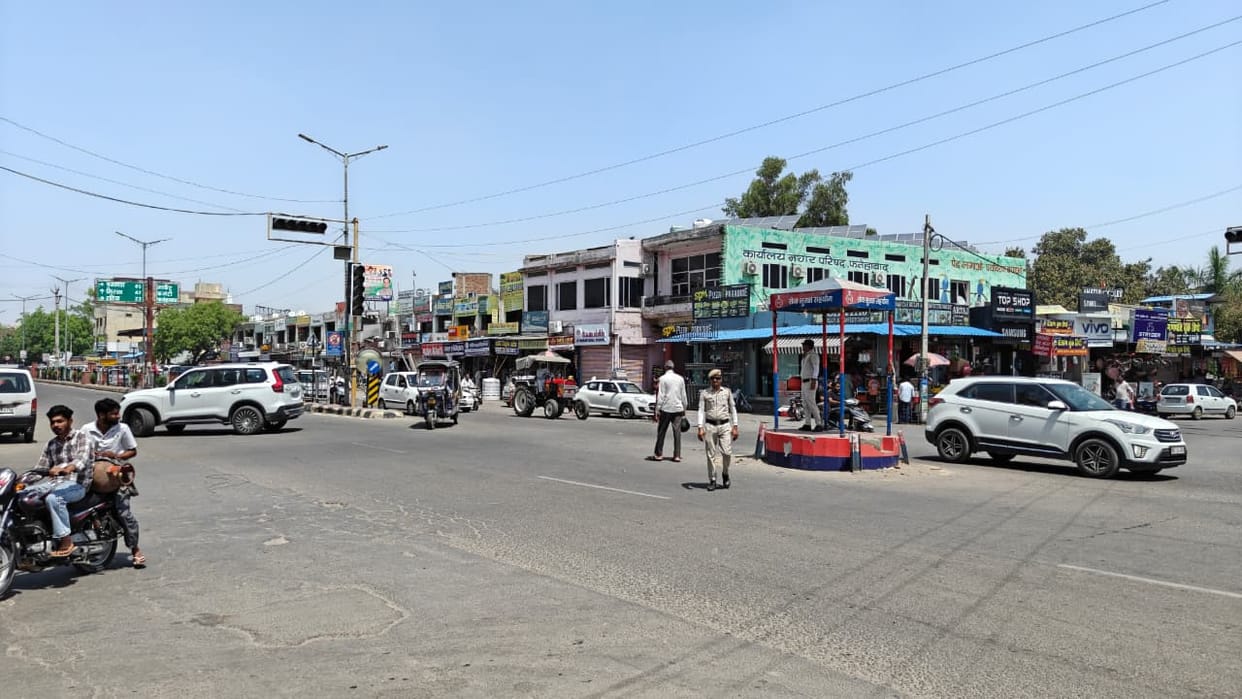 Traffic at Lal Batti Chowk collapses due to power cut