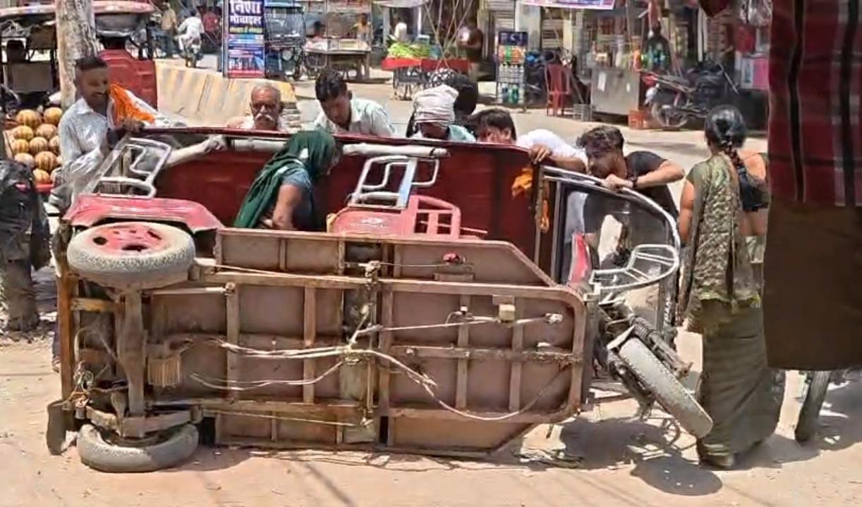 Six Injured and Traffic Jam Caused After E-Rickshaw Overturns on Dilapidated Culvert
