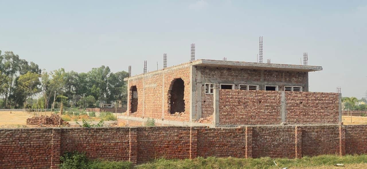 तोशाम रोड जूई फीडर के समीप अनधिकृत कॉलोनी में डीटीपी द्वारा की गई तोड़फोड़।