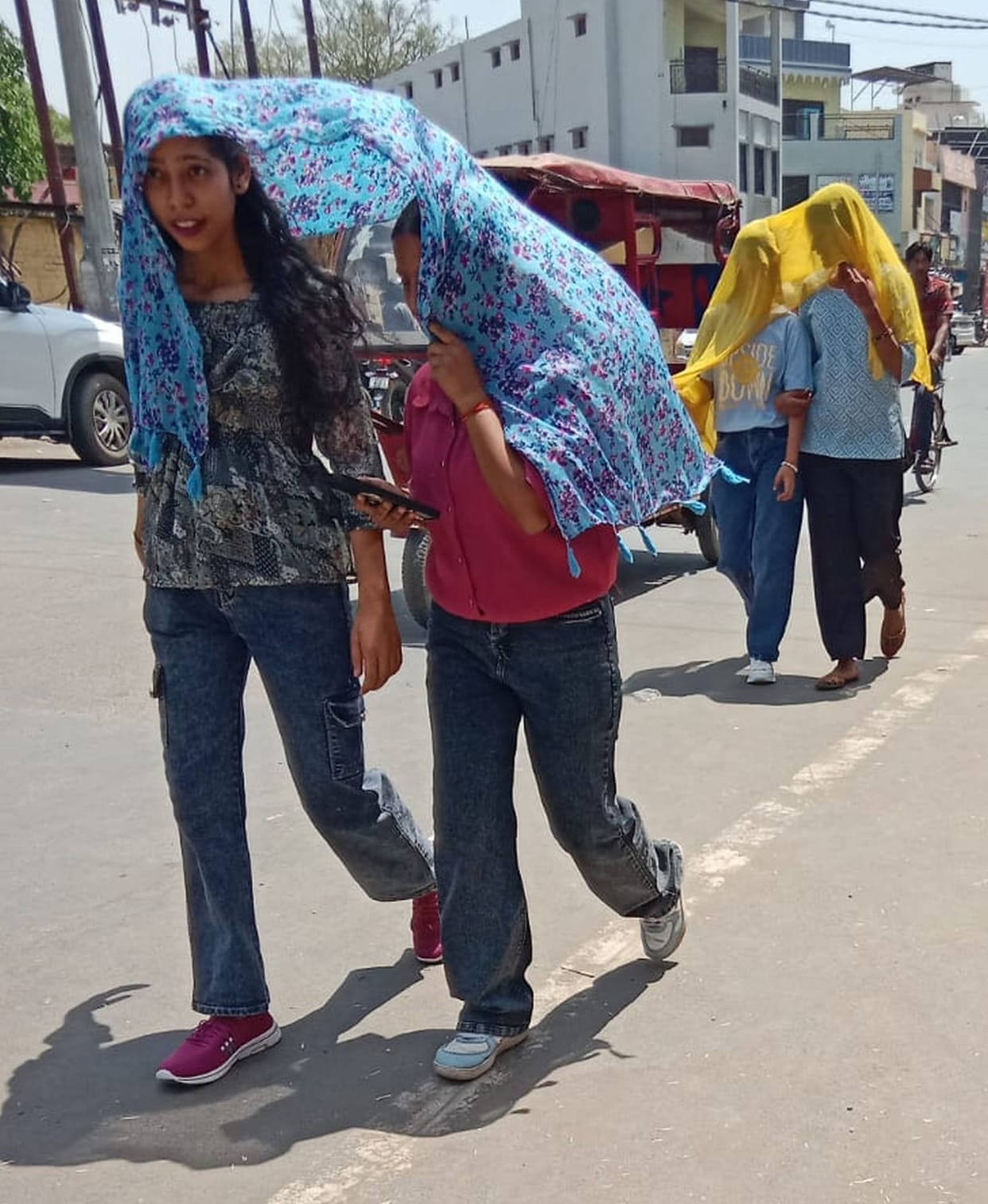 The scorching heat continues, with temperatures reaching a maximum of 42 degrees Celsius.