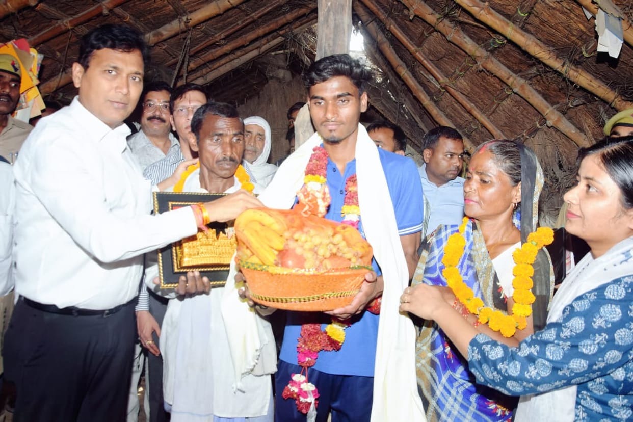 DM Visits the Hut of District Topper Student Umashankar in Lakhimpur Kheri