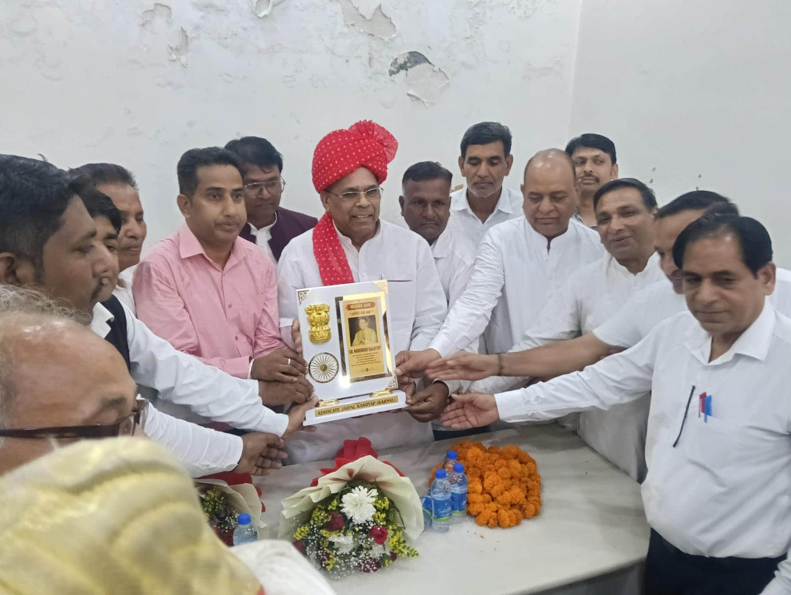 उत्तरप्रदेश के समाजिक अधिकारिता मंत्री नरेंद्र कश्यप को सम्मानित करते कश्यप समाज के लोग। स्वयं