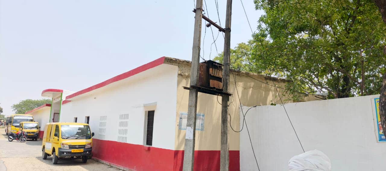 .विकासखंड बसखारी के सुलेमपुर स्थित रामलाल रघुनाथ वर्मा आदर्श इंटर कॉलेज के छत से सटा ट्रांसफार्