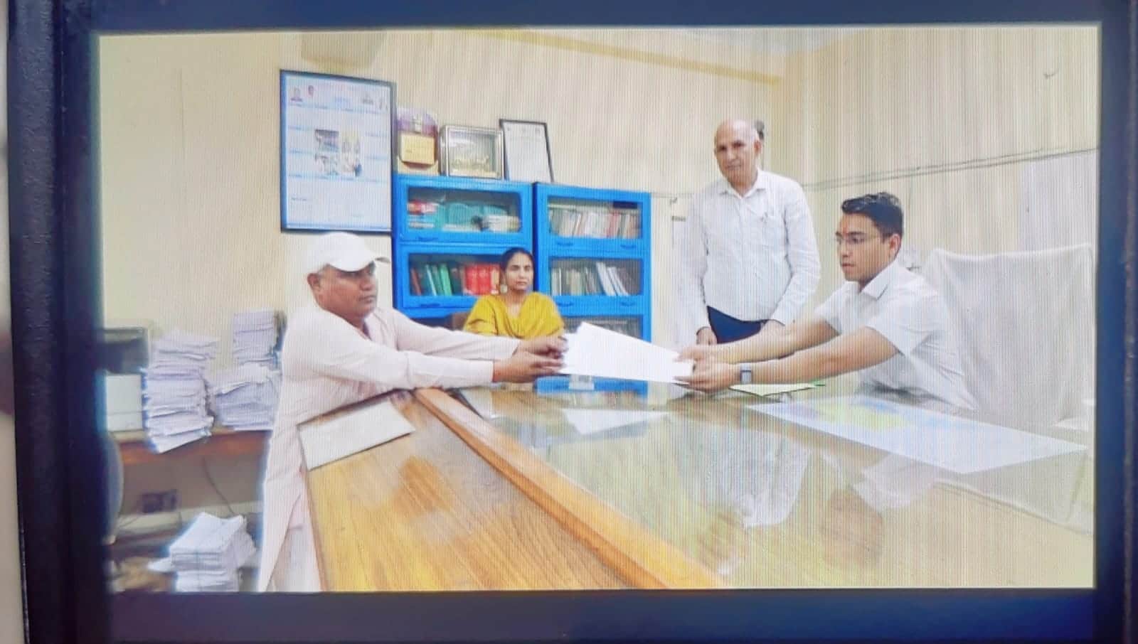 वार्ड नंबर 10 के लिए नामांकन करता उम्मीदवार