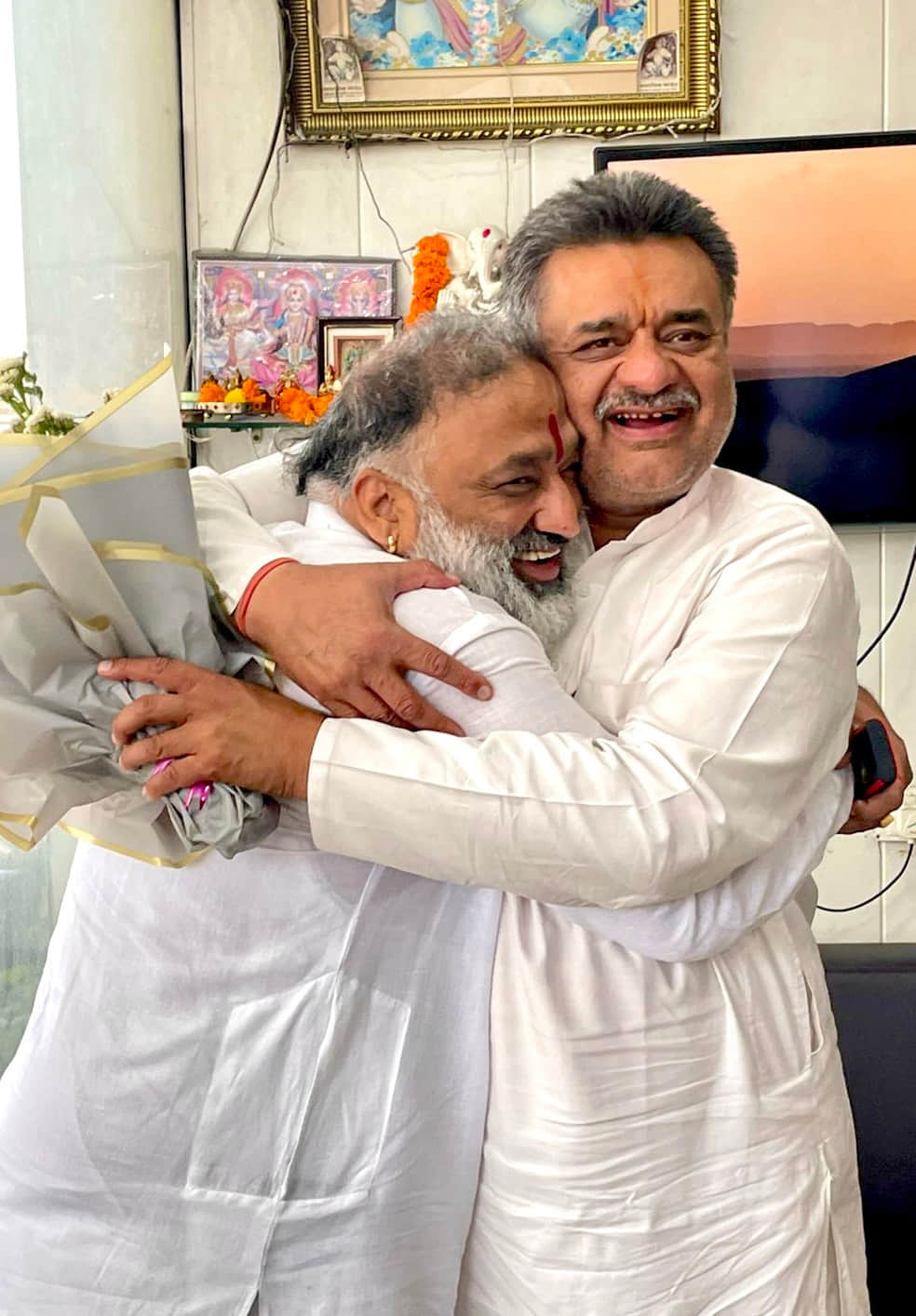 विधायक चंद्रमोहन का स्वागत करते वीरेश शांडिल्य। स्वयं