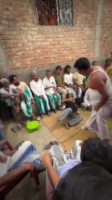 युवक को पिटते मुखिया प्रतिनिधि