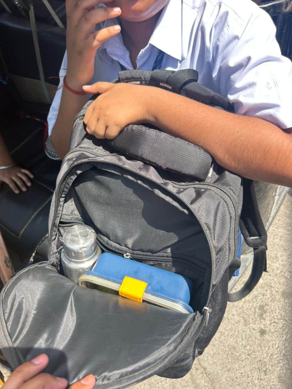 10-निजी स्कूल के विद्यार्थी के बैग में पानी की बोतल और निजी प्रकाश की किताबों का बोझ। संवाद