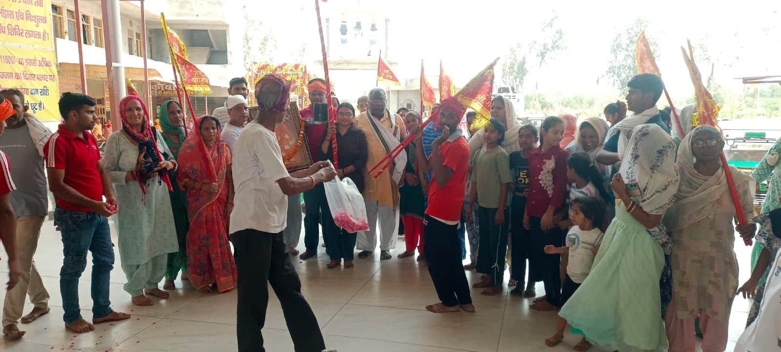 13-बालाजी धाम, गांव डोभ से ध्वजा यात्रा निकलाते श्रद्धालु। स्रोत- श्रद्धालु