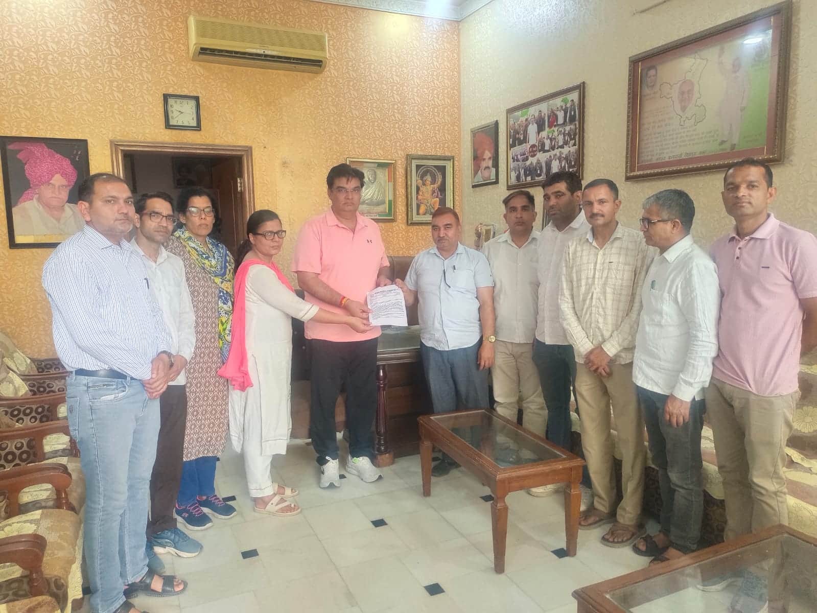 14-रोहतक में महम विधायक बलराम दांगी को ज्ञापन देते हरियाणा विद्यालय अध्यापक संघ के प्राध्यापक। 