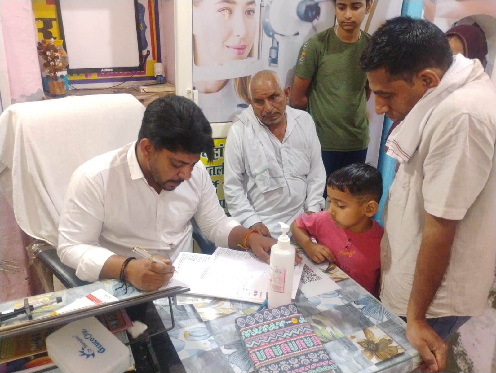 16-मां दानो देवी धर्मार्थ ट्रस्ट की तरफ से सांघी गांव में फ्री कैंप में मरीजों का उपचार करते हु