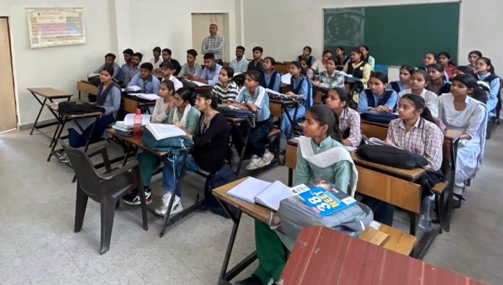 18 रोहतक के हिसार रोड राजकीय कन्या वरिष्ठ माध्यमिक विद्यालय में सुपर-40 फेज एक के तहत क्रैश कोर