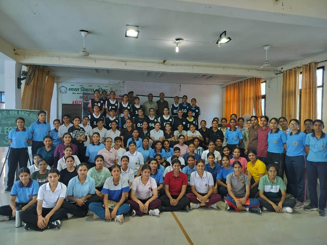 19-रोहतक के आईएमटी स्थित एसआरएस स्कूल में कैंप के दौरान मौजूद कैडेट्स व वक्ता। स्रोत : विद्याल