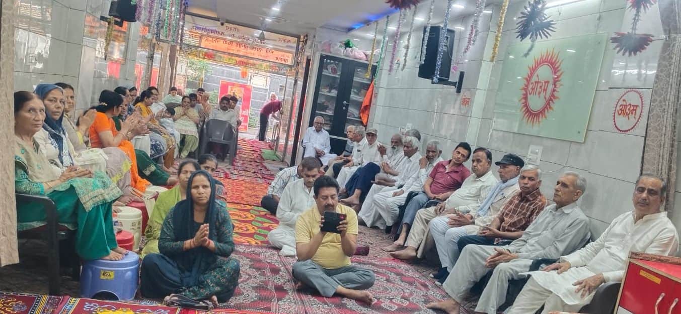 2-मानसरोवर कॉलोनी स्थित महाशय धर्मचंद गांधी आर्य समाज मंदिर में साप्ताहिक सत्संग में शामिल श्