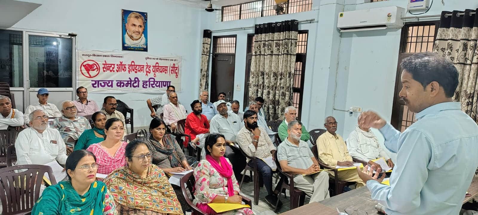 21-रोहतक के सुखपुरा चौक स्थित प्रभात भवन में प्रदेश कार्यकारिणी की बैठक करते सीटू के पदाधिकार