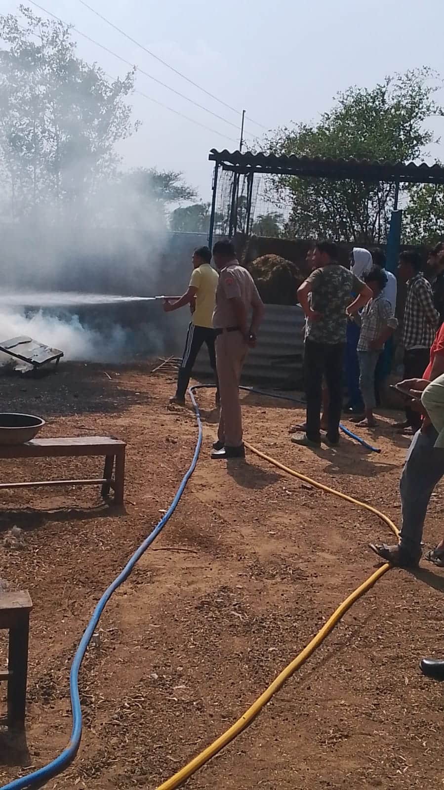 आग बुझाते फायर कर्मी। स्रोत : ग्रामीण