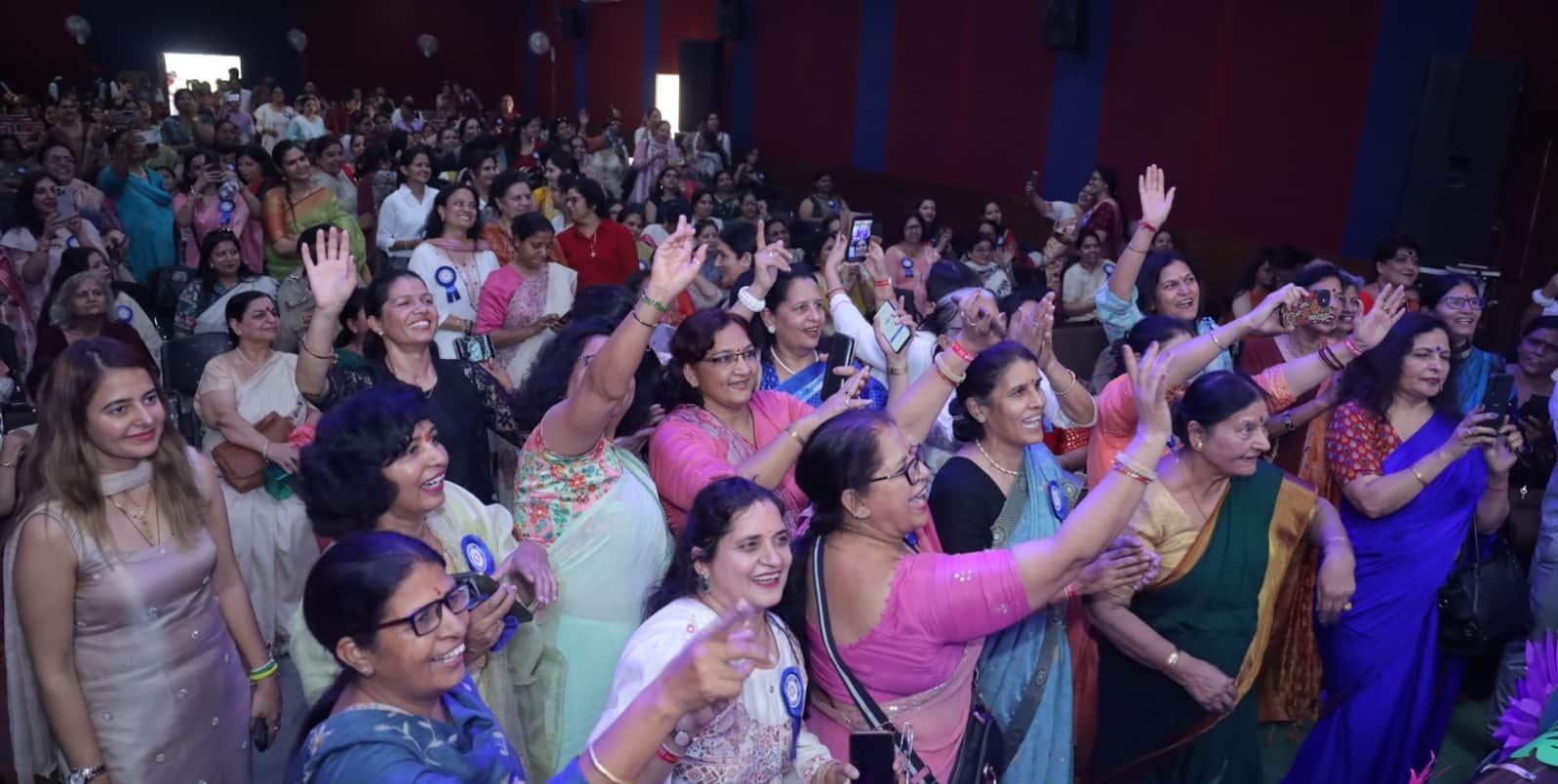 आदर्श महिला महाविद्यालय में आयोजित सखी संगम कार्यक्रम में जश्न मनाती महाविद्यालय की एलुमनी छात्