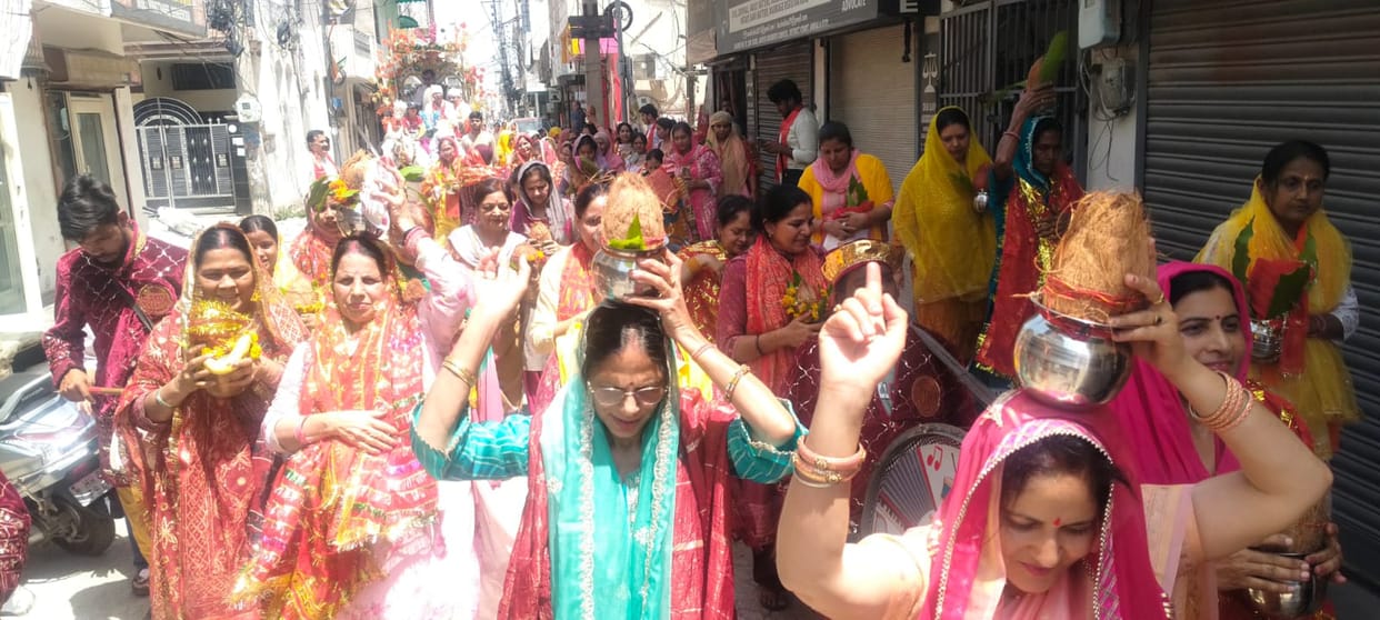 Kalash Yatra was taken out on the inauguration of Shrimad Bhagwat Mahapuran Katha.
