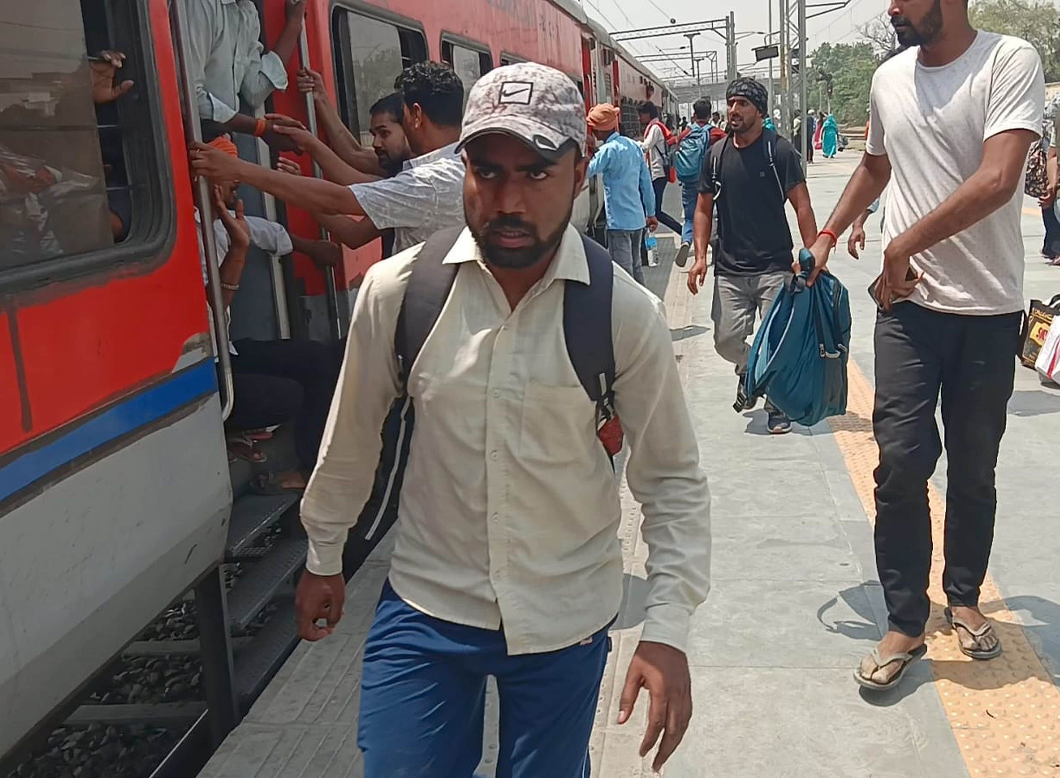 अकबरपुर रेलवे स्टेशन के प्लेटफार्म दो पर भागते हुए ट्रेन पकड़ते परीक्षार्थी।-संवाद