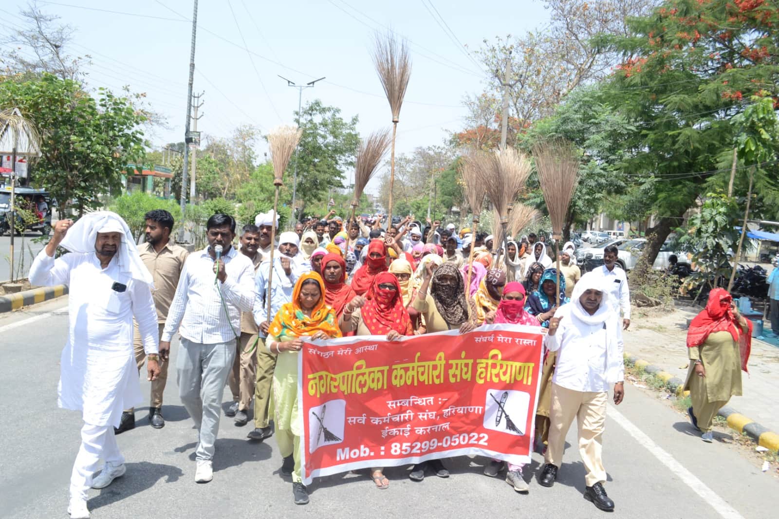 अपनी मांगों को लेकर प्रदर्शन करते नगरपालिका कर्मचारी संघ के सदस्य। संगठन