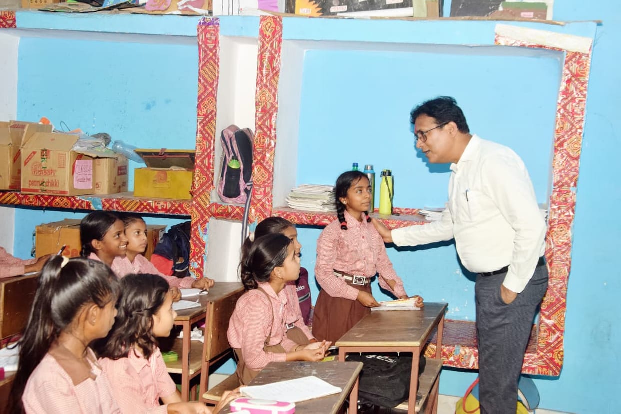 DM inspected the studies in the school and asked questions to the children