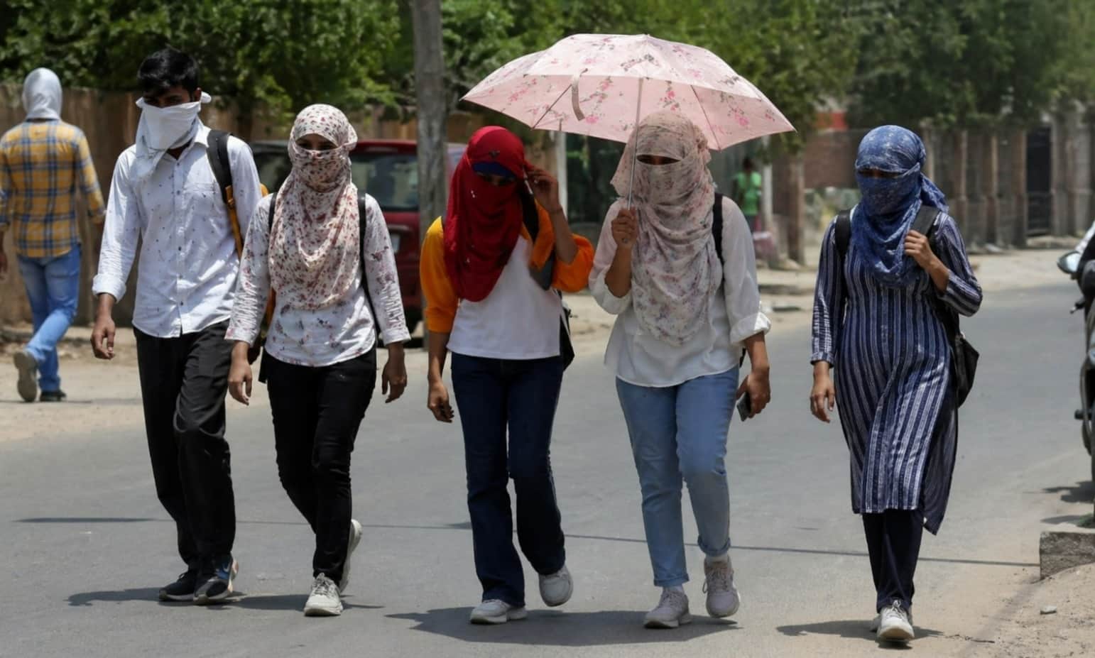 भाड़ावास मार्ग से गुजरतीं युवतियां। संवाद