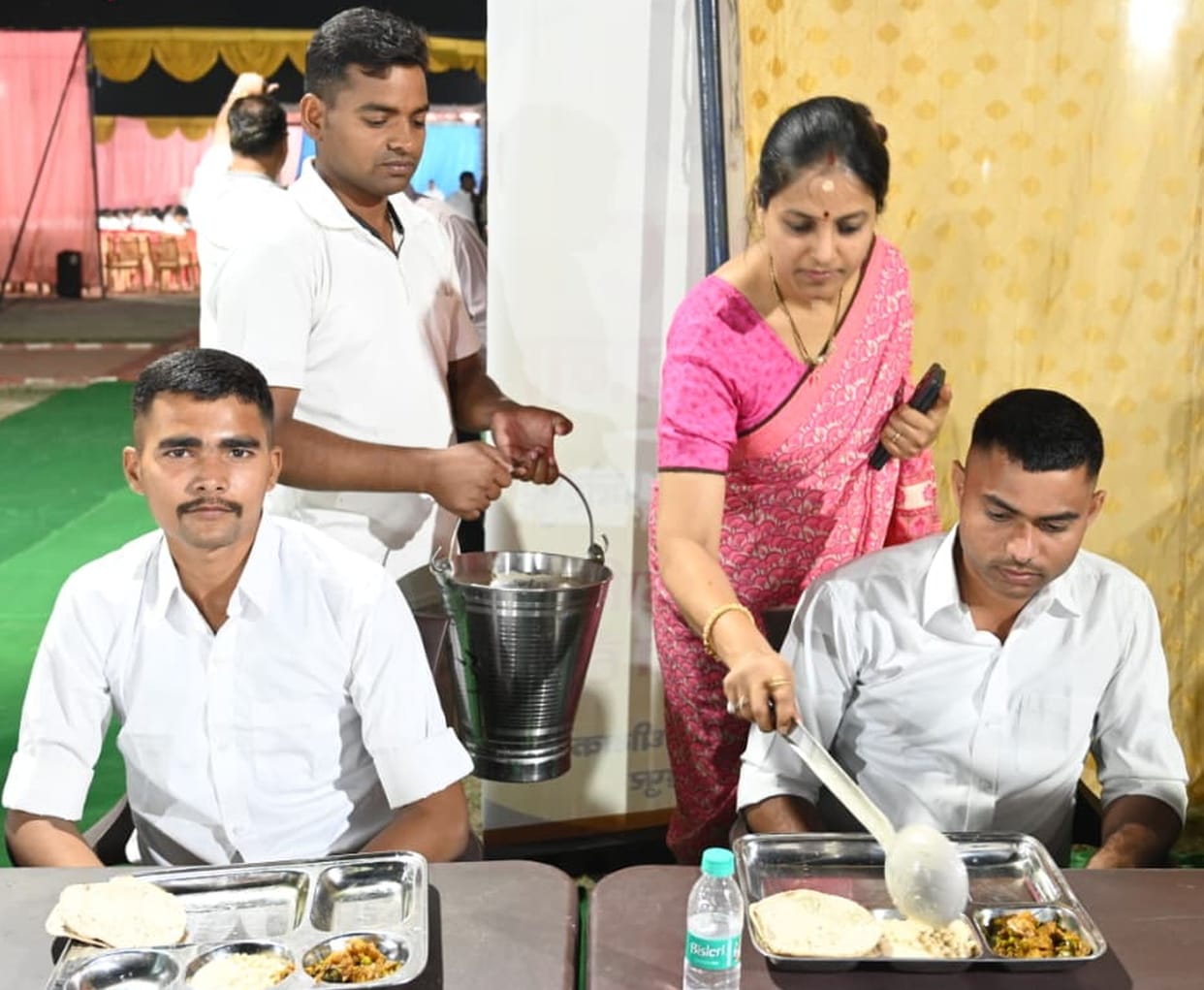 The DM and SP increased the enthusiasm of the recruits by serving them thali.