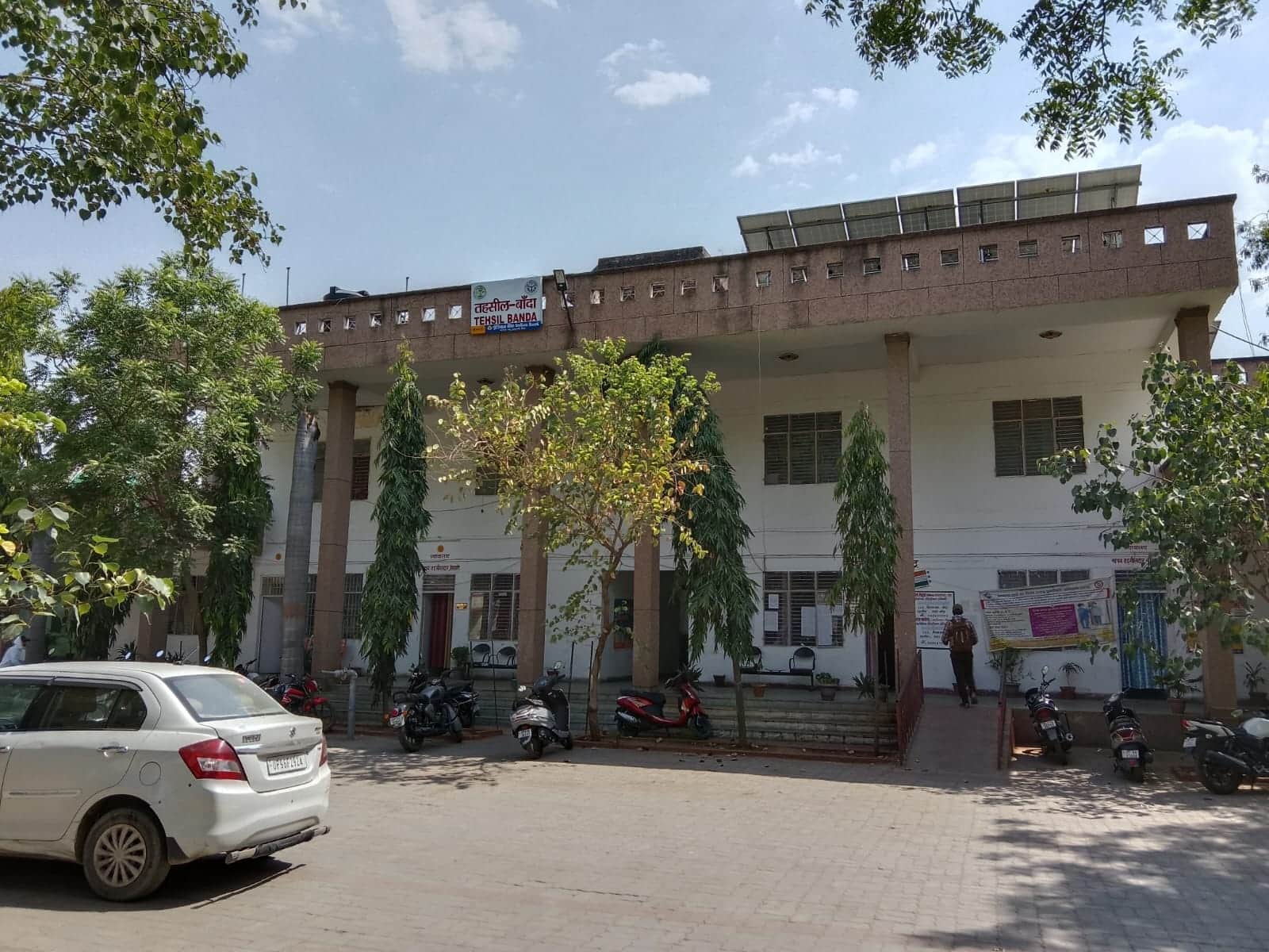 फोटो- 19 दोपहर 12 बजे कलेक्ट्रेट रोड पर पसरा सन्नाटा। संवाद