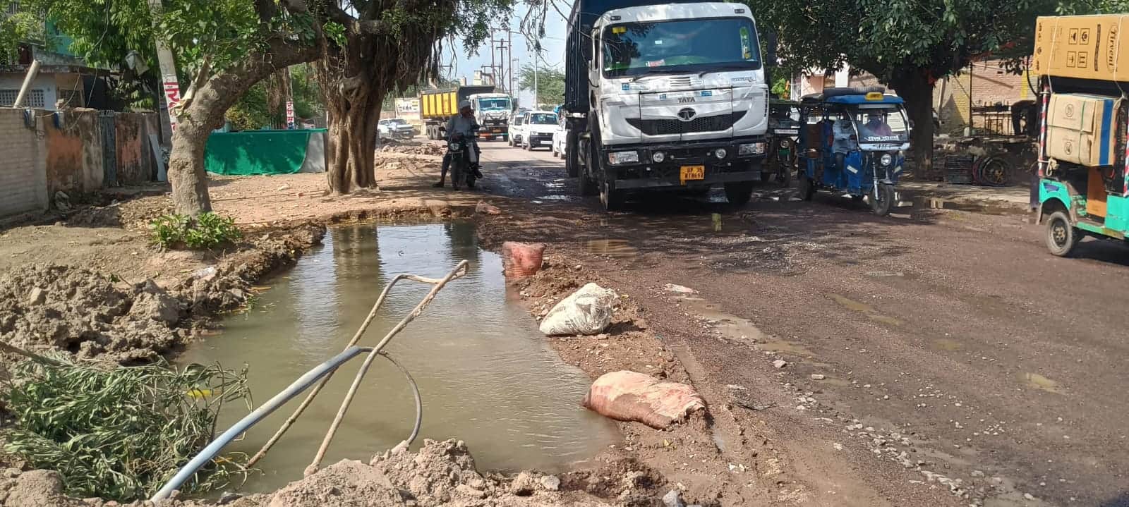 फोटो 25 एचएएमपी 27- सुमेरपुर वार्ड 14 में चौड़ीकरण कार्य से टूटी पेयजल पाइप नाली से बहता पानी। 