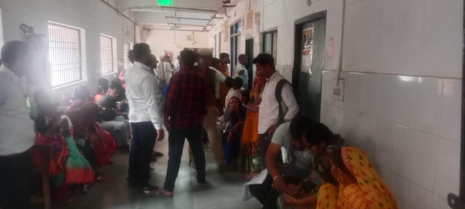 फोटो 25 एचएएमपी 29- जिला अस्पताल में चिकित्सकीय परामर्श के लिए पहुंचे मरीज। संवाद