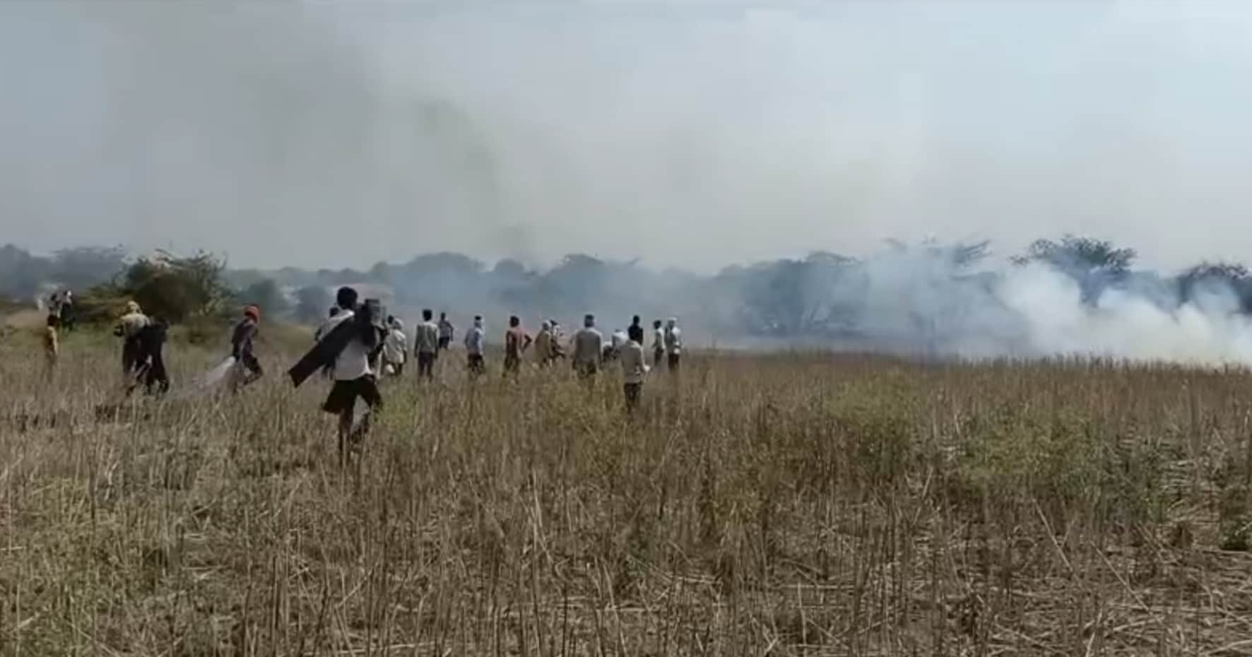 फोटो 25 एचएएमपी 32- बदनपुर अतरैया में आग बुझाते किसान। किसान