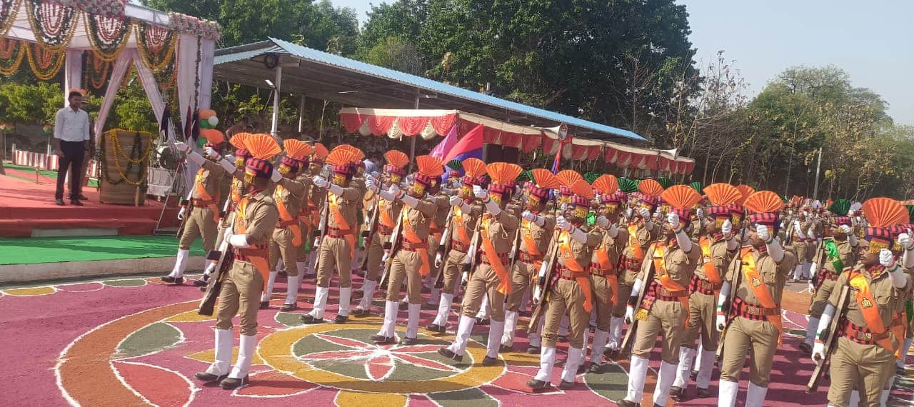 फोटो 26 एचएएमपी 19- पुलिस लाइन में कदमताल करते रिक्रूट। संवाद