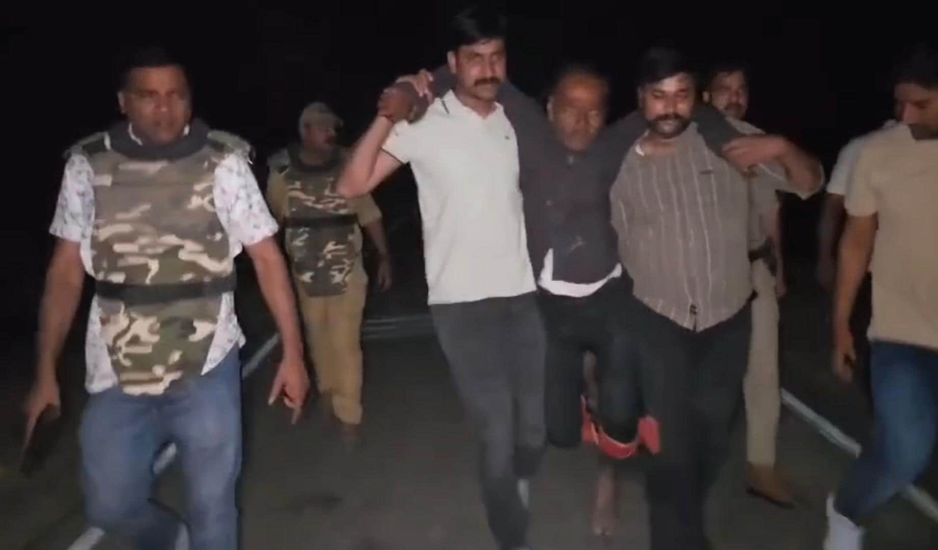 फोटो- 36 घायल को जिला अस्पताल ले जाती पुलिस। स्त्रोत : पुलिस