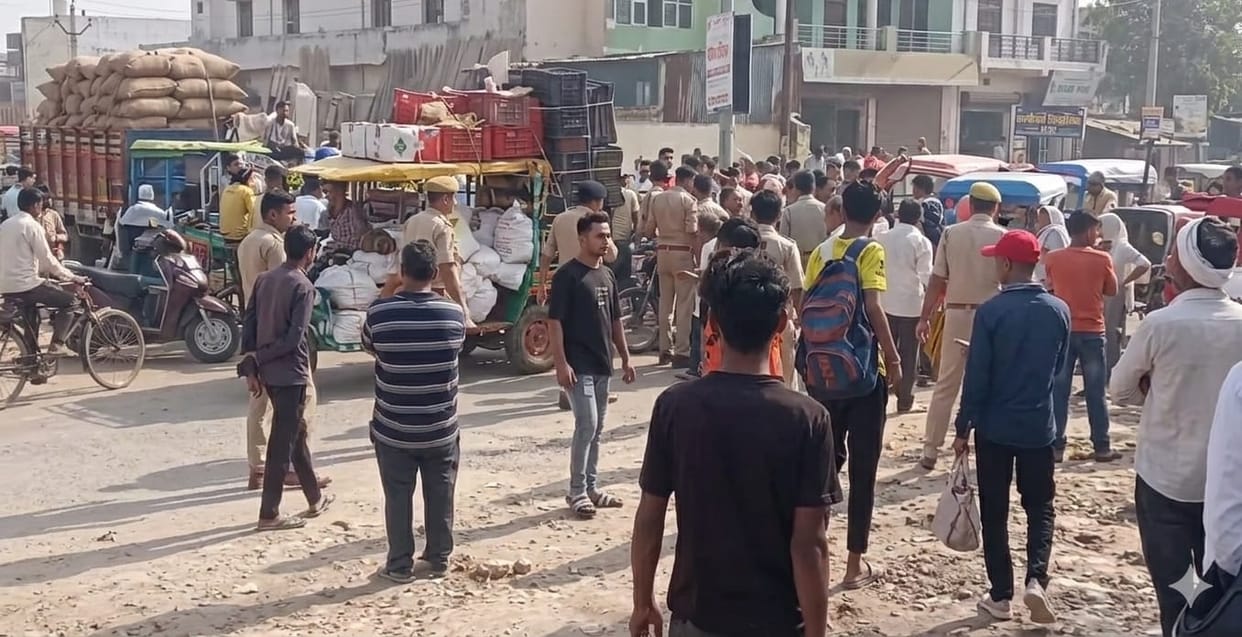 Protesting against waterlogging, people took to the streets and blocked Garh Road.