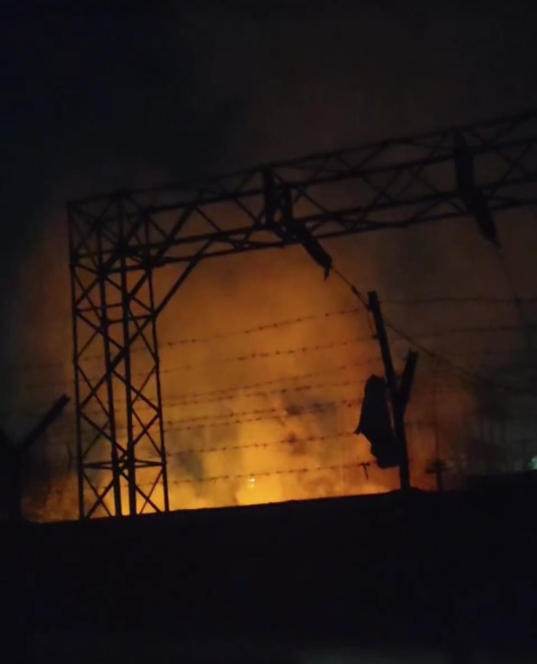 Two transformers in the city caught fire due to overloading, leaving power outages for two to three hours in many areas.