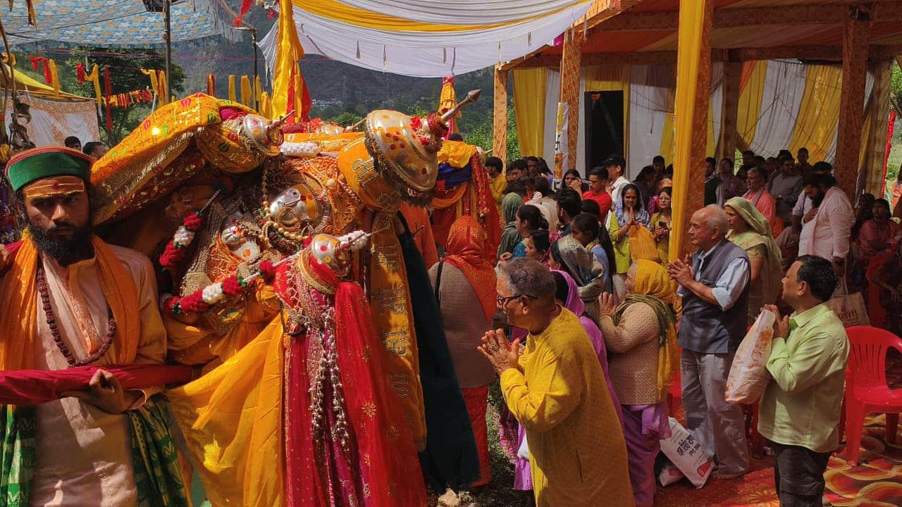 गोपेश्वर के समीप खल्ला गांव में अपने भक्तों को आशीर्वाद देतीं माता अनसूया की डोली। संवाद