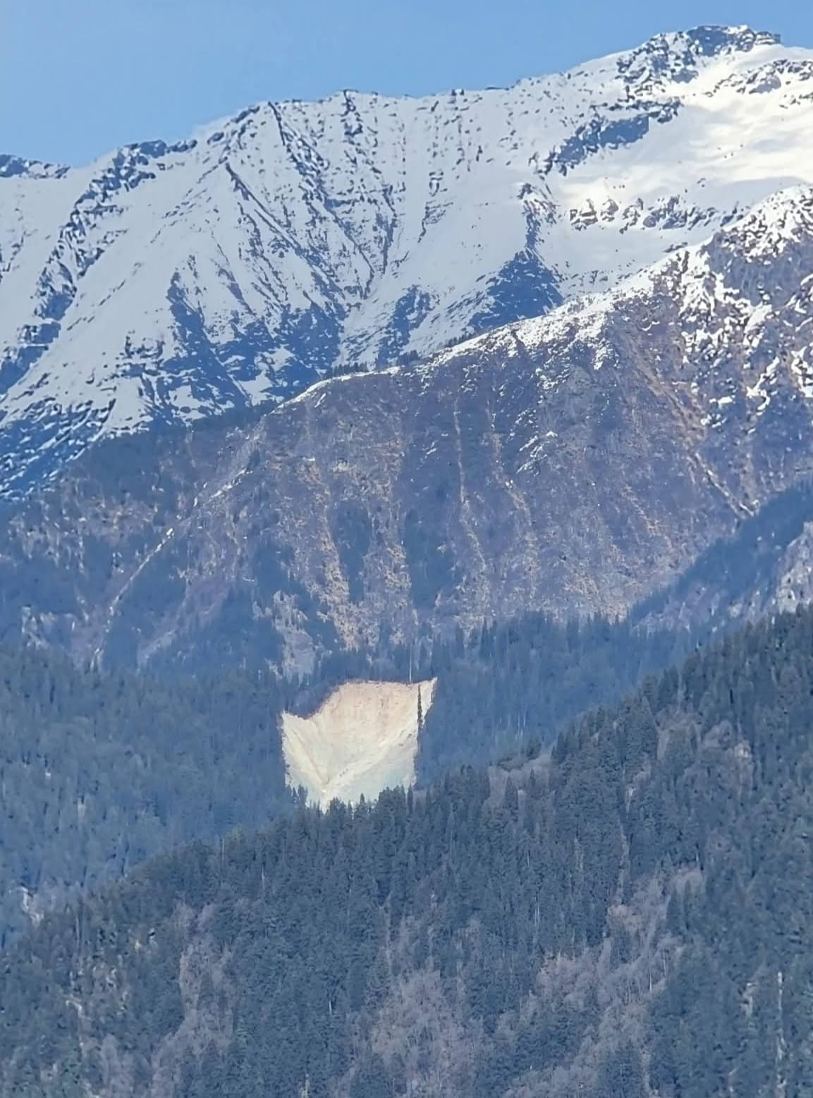 Kullu News: ग्रेट हिमालयन नेशनल पार्क में दरकी पहाड़ी, बरसात में तबाही की आशंका