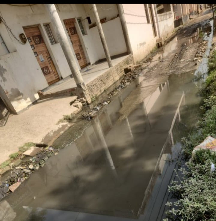 Troubled by waterlogging, difficult to walk on the road